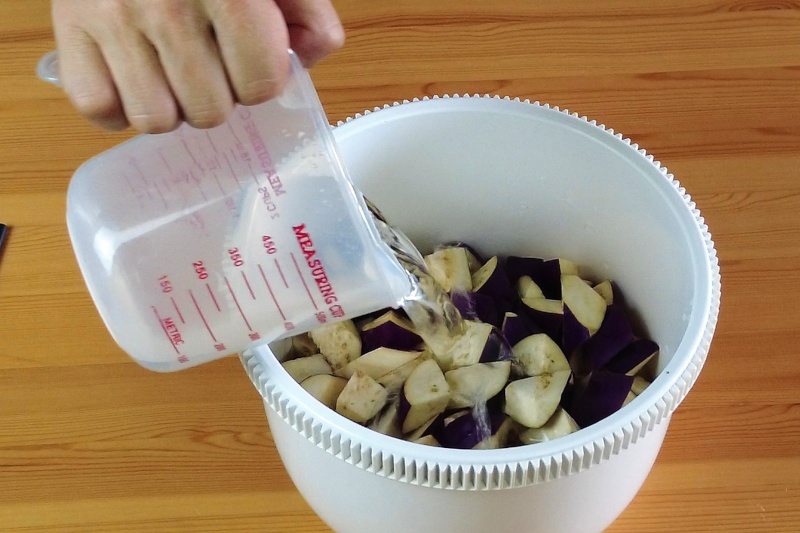 soak the eggplant in a solution of salt and vinegar for about five to ten minutes.