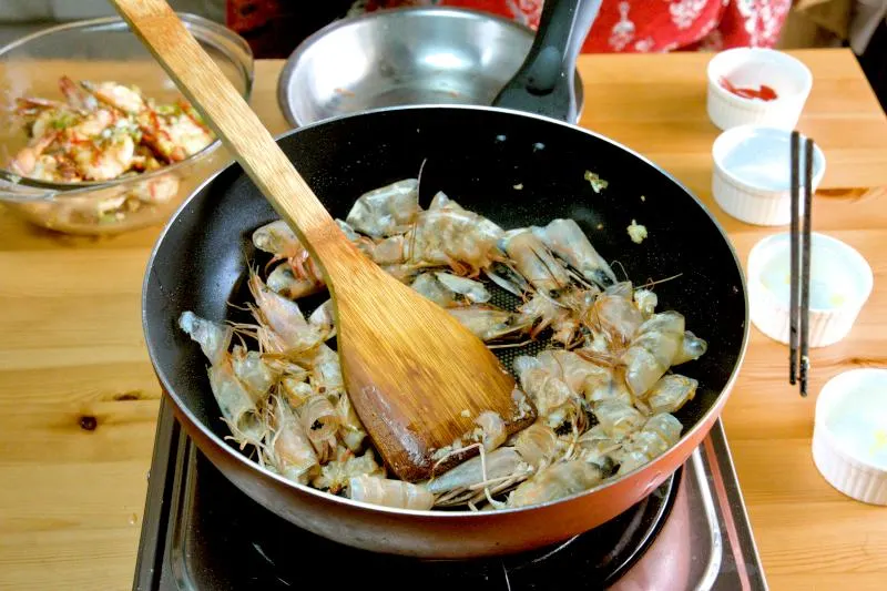 fried the shrimp shell and head to make shrimp broth