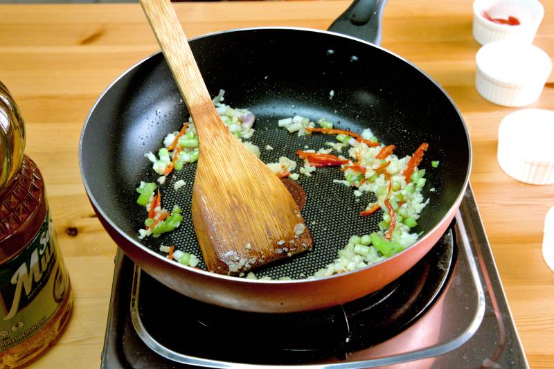 sauté the ginger, then garlic, green onion, and chili