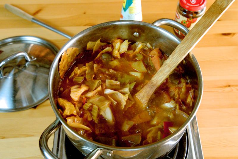 Assaisonnez la soupe avec du sel, du sucre, du ketchup et du poivre noir.