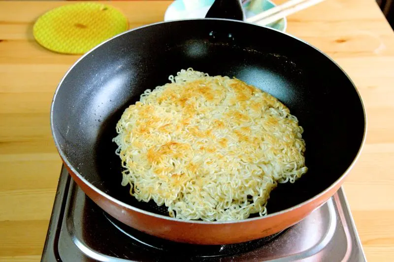 Use low heat to pan-fry the noodles on both sides until they are golden brown and crispy.