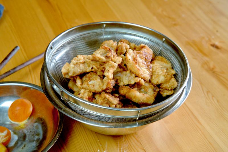 Remove the remaining oil of the chicken by placing them in a wire mesh strainer