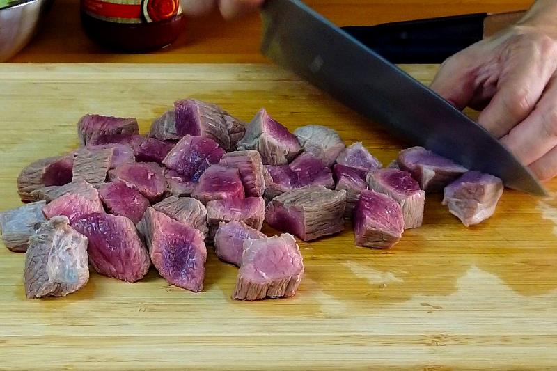 Blanchir le bœuf, puis couper en cubes d'un pouce