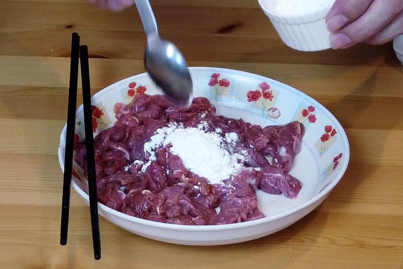 use cornstarch to coat the meat