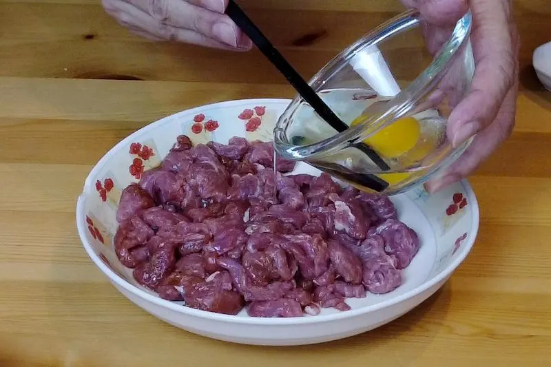 coat the beef with egg white to tenderize the meat