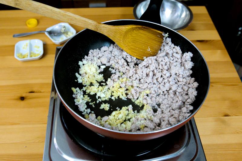 fry the pork and add the garlic and ginger until aromatic
