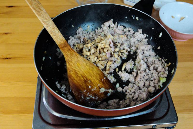 prepare the zha jiang mian