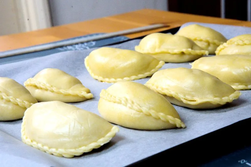 The curry puffs are ready for frying.