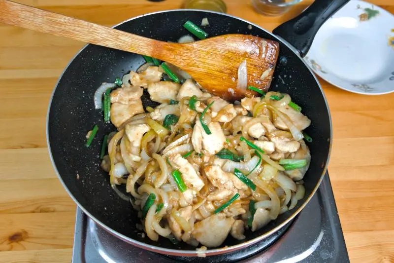 prepare the chicken and onion stir fry in 20 minutes